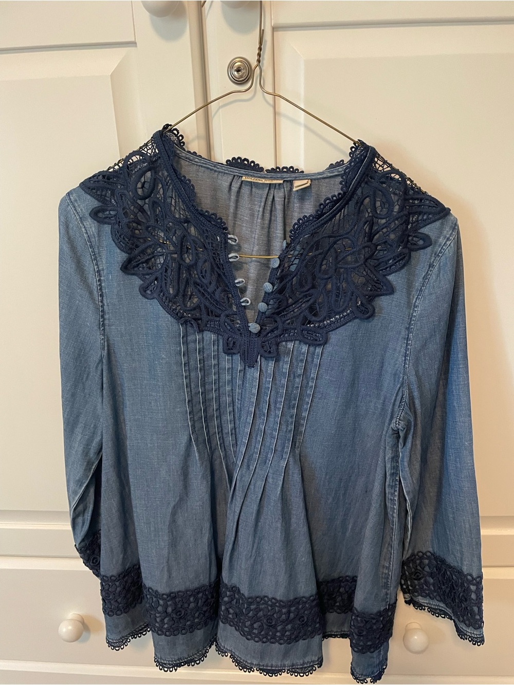 Holding Horses Anthropologie Lace Trim Chambray Top in Blue Size 4
